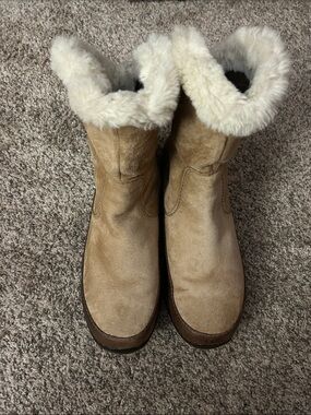 The North Face Abby III shearling snow boots in tan suede, Size 10
